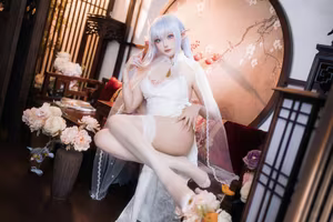 Coser Guaxi Jiang Transforms into Ethereal Albion Qipao Fairy - Captivating Fantasy Cosplay Beauty-6