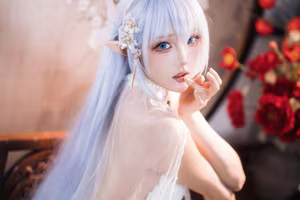 Coser Guaxi Jiang Transforms into Ethereal Albion Qipao Fairy - Captivating Fantasy Cosplay Beauty-12
