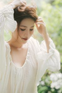 Muse in the Green: Captivating Artistic Portrait of Natural Beauty 1000019760-0