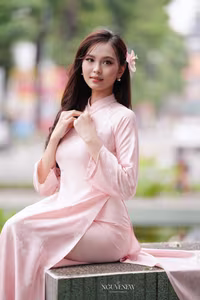 VGU No.47: Discover the Beauty of Vietnamese Ao Dai: The Elegant Charm of Vietnamese Women.-3