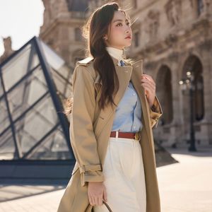 Elegant Paris Style: Woman in Trench Coat at the Louvre-0