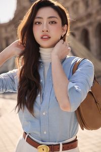 Elegant Paris Style: Woman in Trench Coat at the Louvre-6