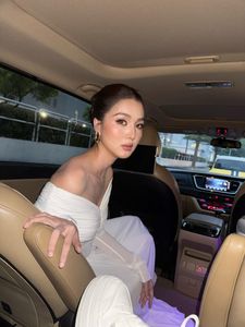 Tue Nhu flaunts stunning post-baby figure confidently by the sea-7