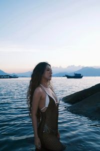 Tue Nhu flaunts stunning post-baby figure confidently by the sea-4