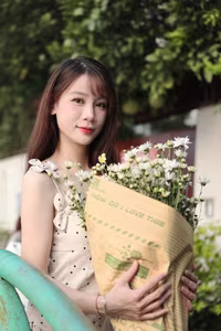 VGU No.48: Nét Dịu Dàng Cô Gái Việt Bên Bó Cúc Họa Mi Thanh Khiết-0