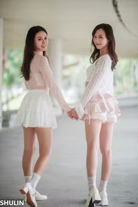 VGU No.75: Elegant Youthful Fashion A Charming Duo's Stylish Summer Look-3