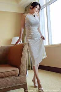 Su Yi Nuo's Alluring Elegance: Stunning in a Chic Form-fitting Dress - XiuRen No.10355-2