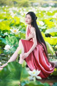 Elegant Vietnamese Girl in Pink Ao Yem by Lotus Pond, Capturing Traditional Beauty and Serenity-2