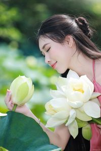 Elegant Vietnamese Girl in Pink Ao Yem by Lotus Pond, Capturing Traditional Beauty and Serenity-7