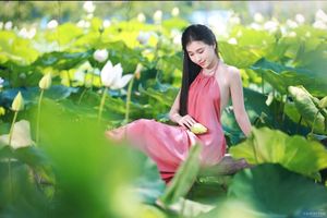 Elegant Vietnamese Girl in Pink Ao Yem by Lotus Pond, Capturing Traditional Beauty and Serenity-4