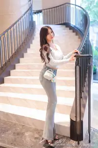 Dan Dan Bao's Elegant Staircase Pose - XiuRen No.10450 Fashion-0