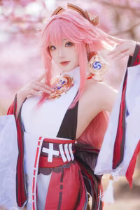 Coser Guaxi Jiang Transforms into Yae Miko Genshin Impact: Enchanting Beauty Amidst Sakura-4