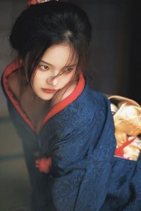 Alluring Japanese Woman in Kimono: Traditional Beauty & Captivating Gaze-11