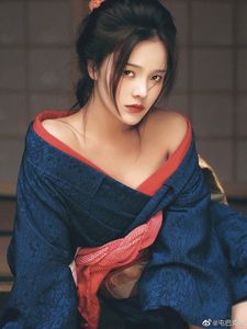 Alluring Japanese Woman in Kimono: Traditional Beauty & Captivating Gaze-9