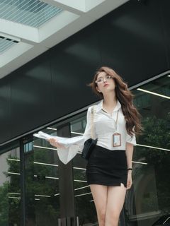 Mai Ha Hoang Yen: Beautiful Secretary Transformation Captivates Online Community-8