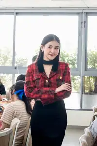 Pham Ngan Anh: Stylish Lecturer Captivates With Special Campus Rules-9