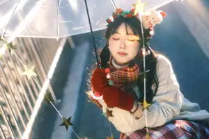 YiTuYu Vol.8588: Discover the Romantic Charm of a Festive Girl with Gifts-31