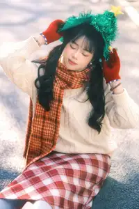 YiTuYu Vol.8588: Discover the Romantic Charm of a Festive Girl with Gifts-39