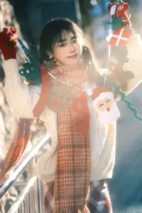 YiTuYu Vol.8588: Discover the Romantic Charm of a Festive Girl with Gifts-25