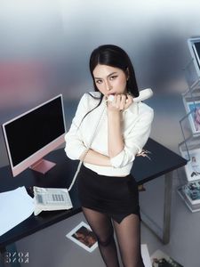 Female Dancer's Sultry Secretary Look Ignites Social Media-3