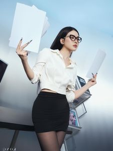 Female Dancer's Sultry Secretary Look Ignites Social Media-2