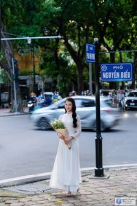Elegant White Ao Dai: Graceful Vietnamese Girl's Beauty with a Pristine Floral Bouquet-6