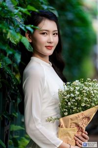 Elegant White Ao Dai: Graceful Vietnamese Girl's Beauty with a Pristine Floral Bouquet-5