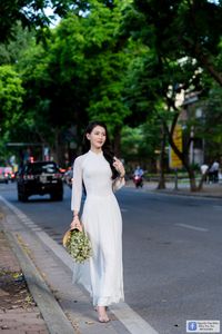 Elegant White Ao Dai: Graceful Vietnamese Girl's Beauty with a Pristine Floral Bouquet-9