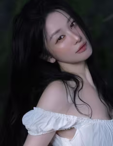 Jun Vu's New Photoshoot Goes Viral: Alluring Dewy Beauty with Cherry Tomatoes-3