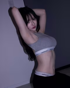 Japanese Hot Girl Wows Fans with Supermodel Figure & Captivating Urban Style-7