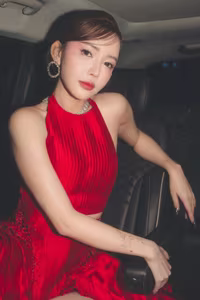 Bich Phuong's Bold Allure U40 Beauty Stuns Fans with Ageless Charisma-8