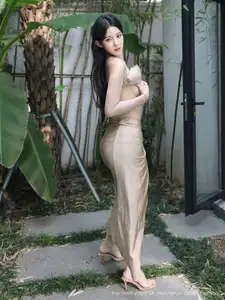 Li Shuang Er's Captivating Poolside Beauty: XiuRen No10618 Collection-8