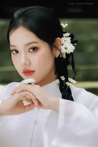 VGU No.186: Discover the Serene East Asian Beauty with White Flowers – A Captivating Traditional Charm-3