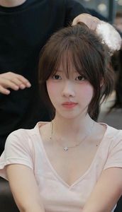 Sweet See-Through Bangs Style: Pretty Girl Shines with Gentle Feminine Charm-2