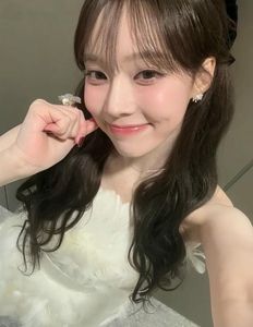 Sweet See-Through Bangs Style: Pretty Girl Shines with Gentle Feminine Charm-3