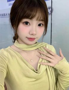 Sweet See-Through Bangs Style: Pretty Girl Shines with Gentle Feminine Charm-11