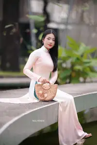 Graceful Vietnamese Lady in Traditional Ao Dai  1000024954-31