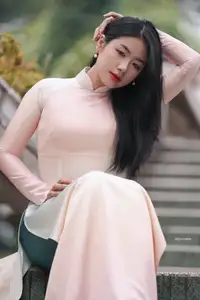 Graceful Vietnamese Lady in Traditional Ao Dai  1000024954-3