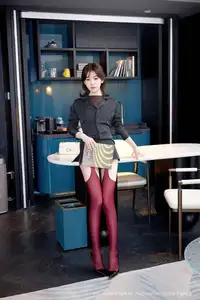 XiuRen No.10633 Zhi Zhi: Alluring Modern Office Style in Black Blazer Dress and Seductive Red Stockings-18