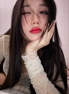 Streamer Mina Young's Beauty Amidst Faker Standee Controversy: What's the Truth?-3