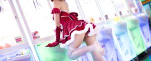 Coser Sanshuizi Dazzles in Charming Christmas Dress-34