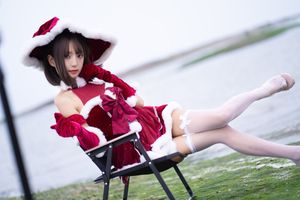 Coser Sanshuizi Dazzles in Charming Christmas Dress-8