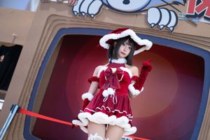 Coser Sanshuizi Dazzles in Charming Christmas Dress-21