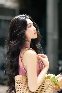 MC Quyen Linh's Daughter's New Viral Photo Shoot Showcases Elegant Beauty-0