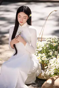 Vietnamese Ao Dai Beauty: Graceful girl with white daisies, an enchanting blend of tradition and charm.-10