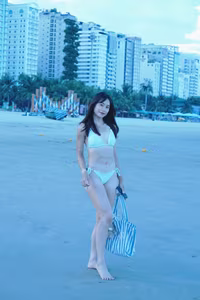 See 'track and field hot girl' Huynh Thi My Tien flaunting her dream bikini body and toned abs on the beach-0