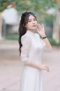 Discover the Elegant Beauty of a Vietnamese Young Woman in White Áo Dài 1000026883-1