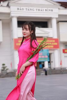 Elegant Vietnamese Woman in Vibrant Pink Ao Dai - Stunning Portrait 1000017575-3