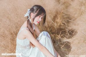 MTYH Vol.224: Feminine Beauty in a Golden Late Autumn Field - Enchanting Girl Photo-14