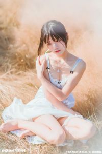 MTYH Vol.224: Feminine Beauty in a Golden Late Autumn Field - Enchanting Girl Photo-34